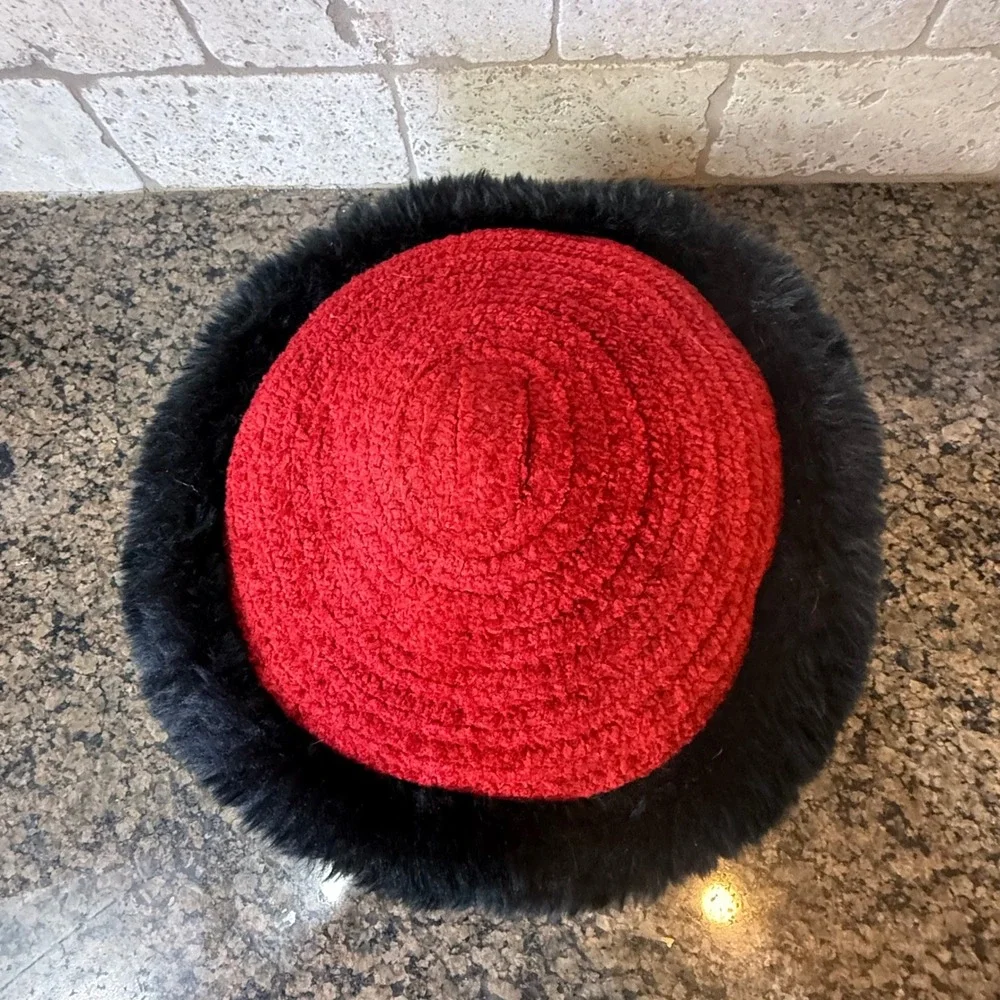 BETMAR New York Vintage Bucket Style Hat Red Chenille & Black‎ Faux Fur